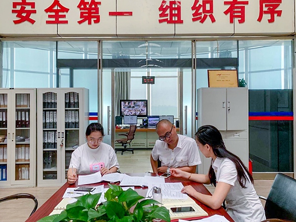 6月20日，運(yùn)行指揮中心協(xié)同各保障單位組織開(kāi)展了2019年大面積航班延誤應(yīng)急處置演練。.png