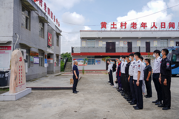 “助力鄉(xiāng)村振興，踐行艱苦奮斗” 將新員工黨性教育活動(dòng)搬到對(duì)口幫扶村1.jpg