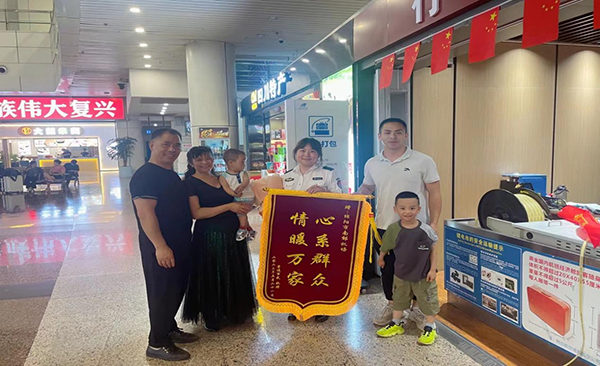 心系群眾，情暖萬(wàn)家—— 綿陽(yáng)機(jī)場(chǎng)安檢站暖心服務(wù)獲錦旗.png